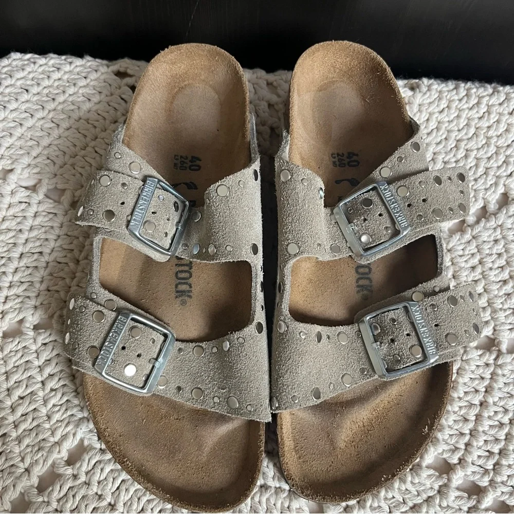 Like New Birkenstock Women’s Arizona Rivets Suede Sandal Taupe size EUR 40 US 9 - Picture 6 of 10